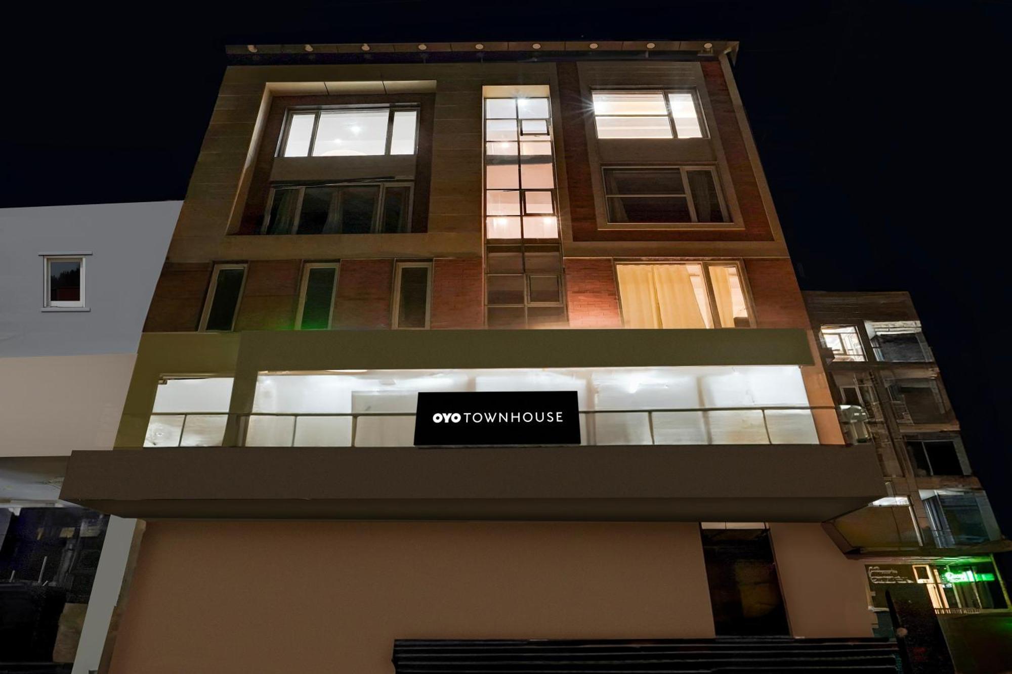 Townhouse Hotel Grand Emporio By Sbg Near Vaishali Metro Station Газиабад Екстериор снимка