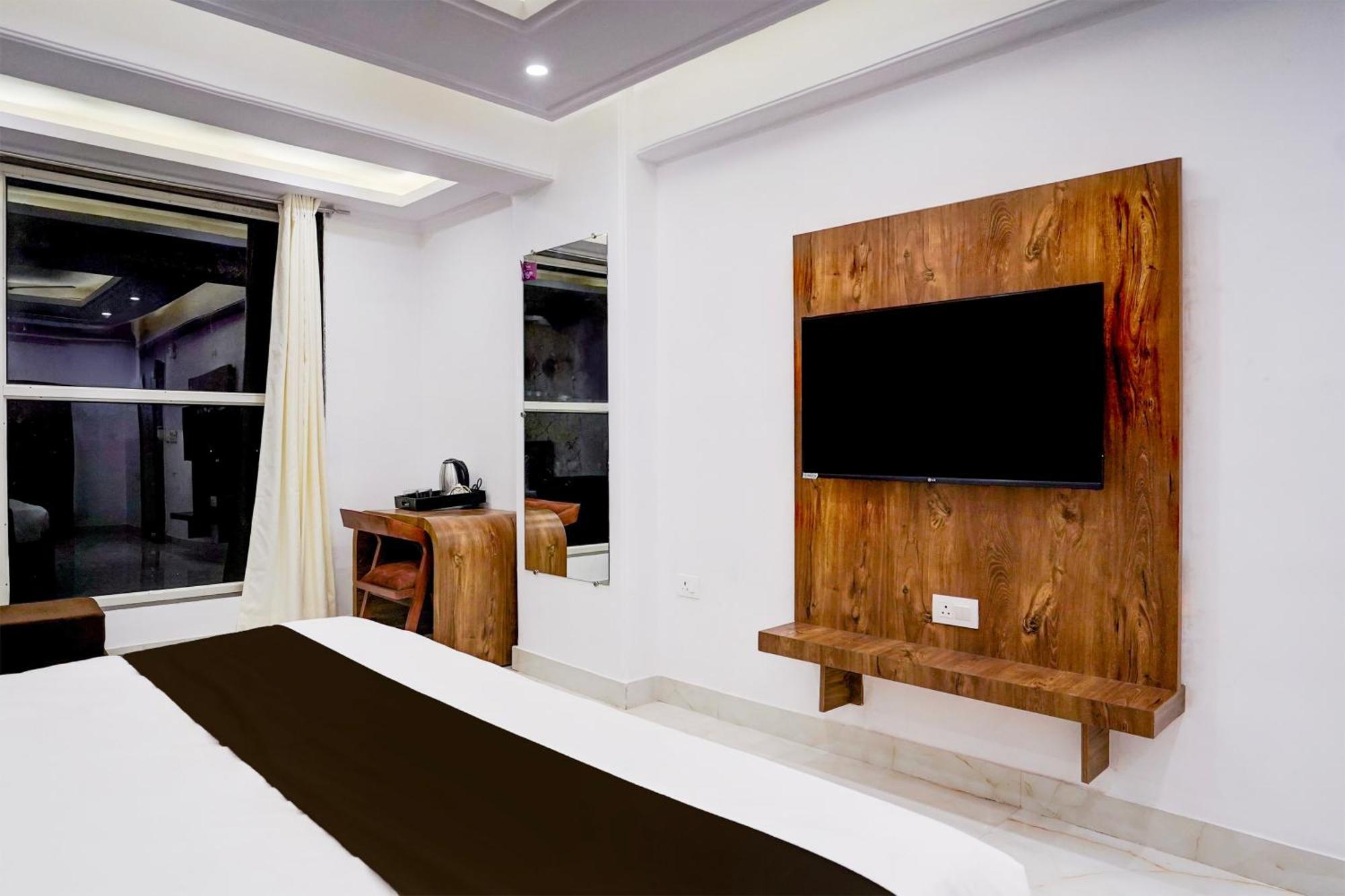 Townhouse Hotel Grand Emporio By Sbg Near Vaishali Metro Station Газиабад Екстериор снимка