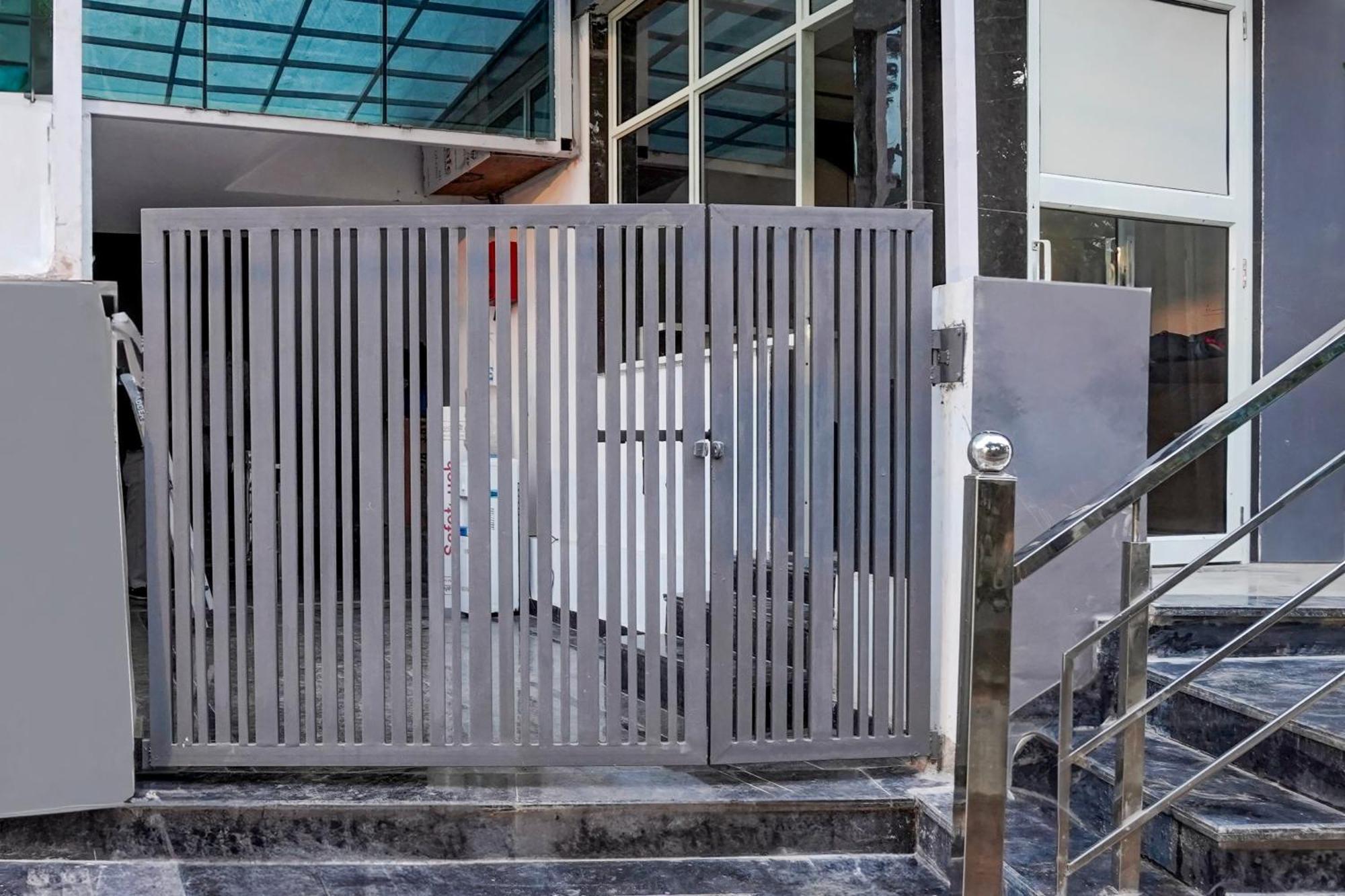 Townhouse Hotel Grand Emporio By Sbg Near Vaishali Metro Station Газиабад Екстериор снимка